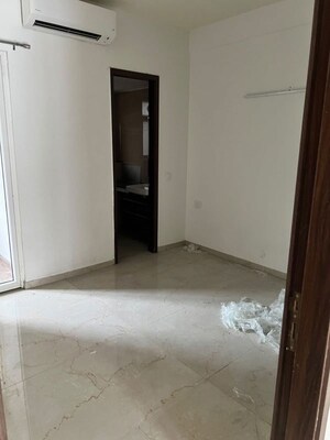Room in 2.5 BHK Builder Floor at Smart World Orchard, Sector 61 – for Rent