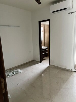Room in 2.5 BHK Builder Floor at Smart World Orchard, Sector 61 – for Rent