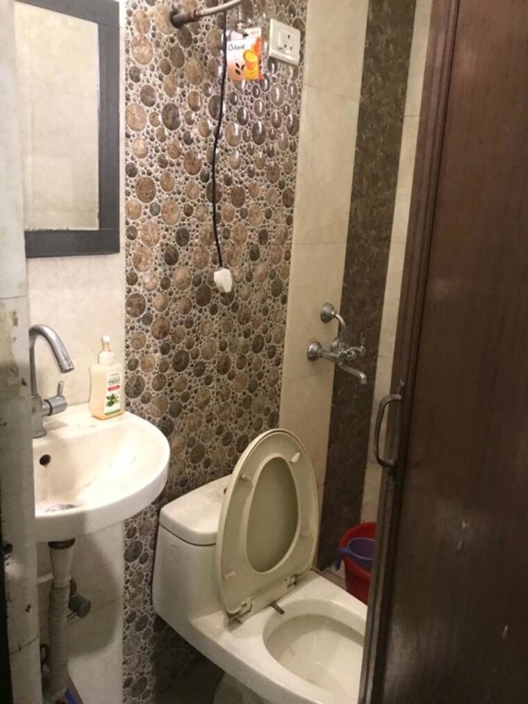 Bathroom, south city 2 1 RK 400 Sq.Ft. Independent House In South City 2 Gurgaon 10668894