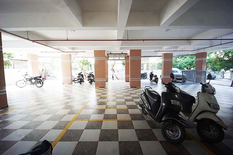  Parking, navrangpura 3 Bedroom 170 Sq.Yd. Apartment In Navrangpura Ahmedabad 10692540