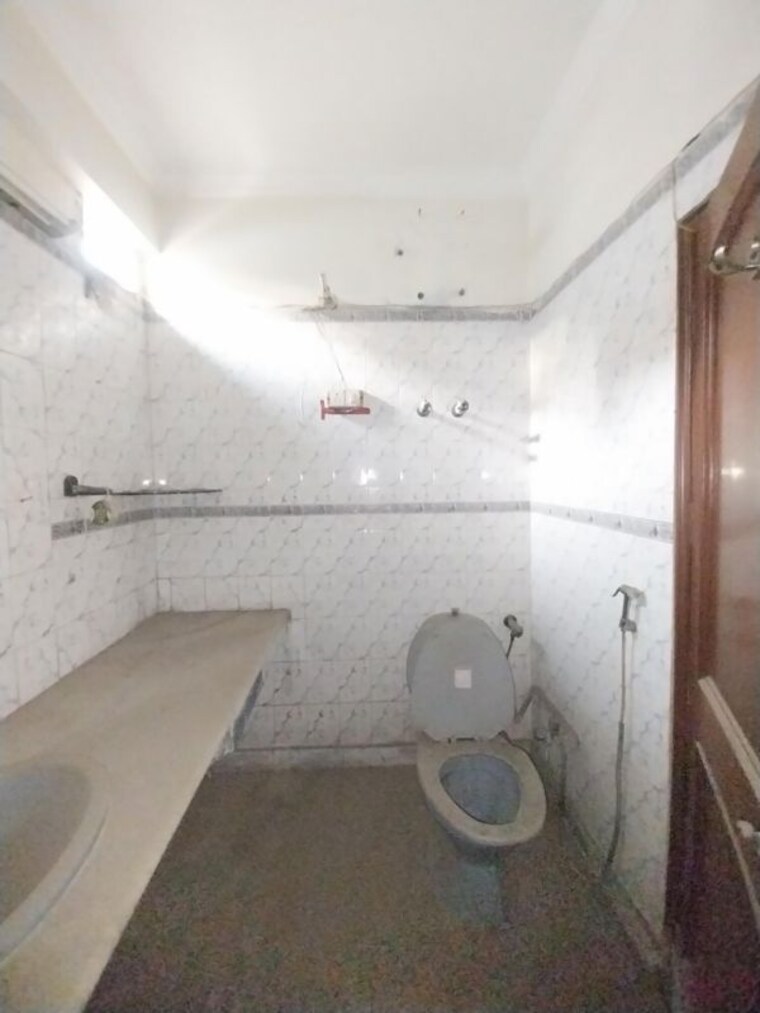 Bathroom, civil lines 6+ Bedroom 415 Sq.Yd. Independent House In Civil Lines Delhi 10588682