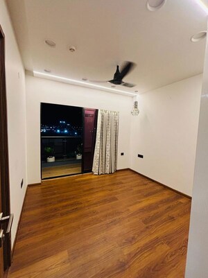 Room in 4 BHK Apartment at Sare Crescent Parc, Sector 92 – for Sale