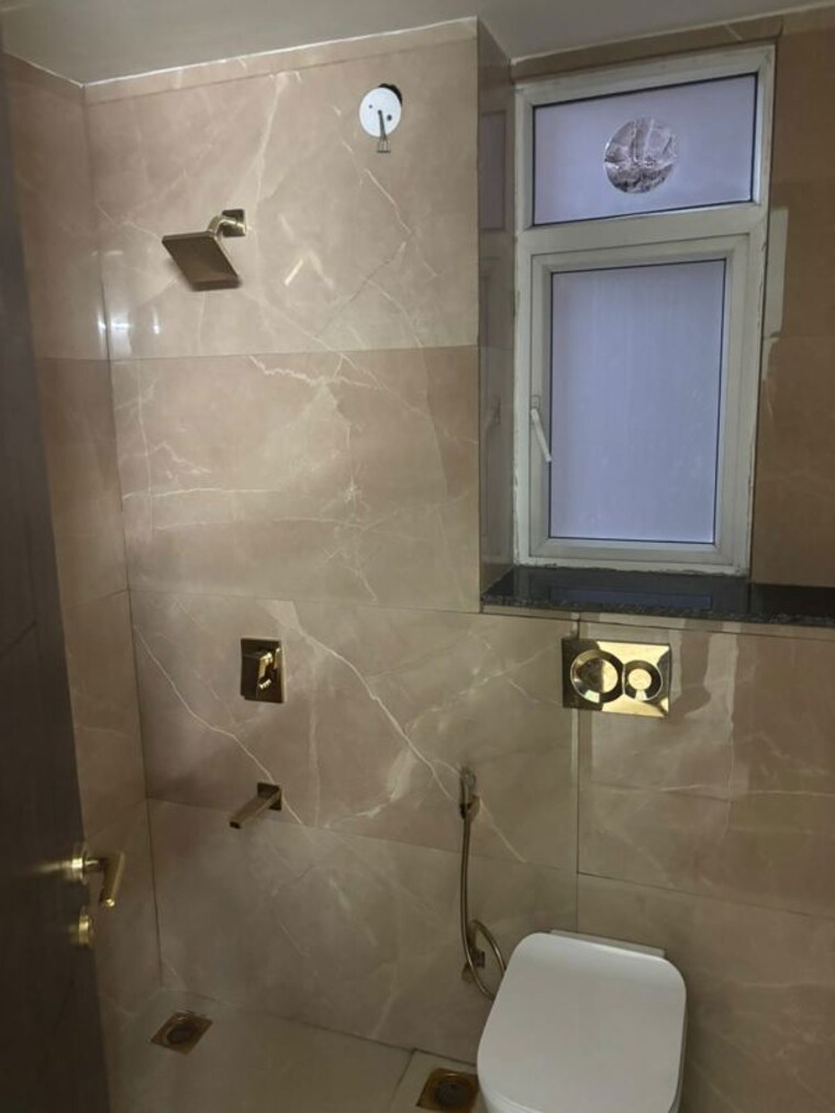Bathroom, smart-world-orchard 3 Bedroom 1630 Sq.Ft. Builder Floor In Sector 61 Gurgaon 10692569