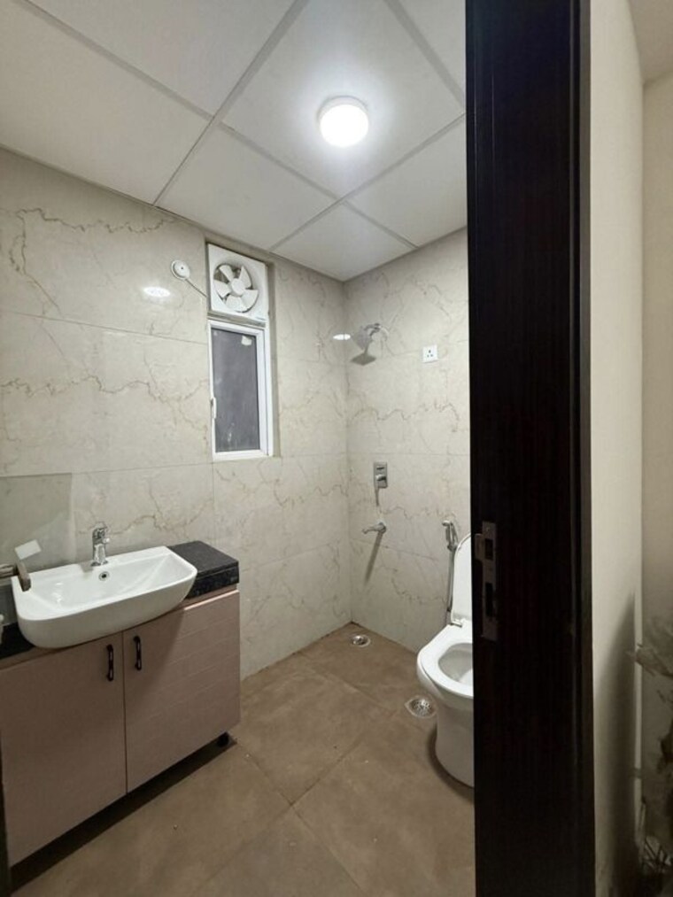 Bathroom, smart-world-gems 3.5 Bedroom 1494 Sq.Ft. Apartment In Sector 89 Gurgaon 10692660
