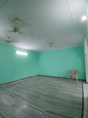 Room in 3.5 BHK Builder Floor at Spring Field, Sector 31 – for Rent