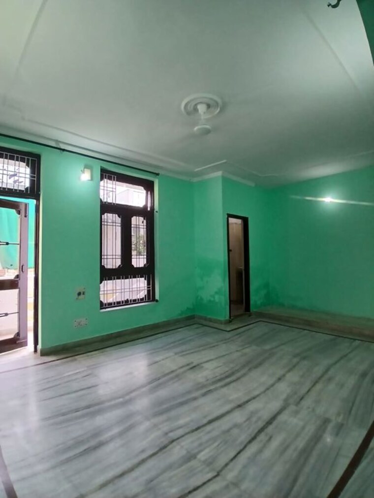 Room, spring-field 3.5 Bedroom 270 Sq.Yd. Builder Floor In Sector 31 Faridabad 10692701
