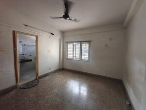 Room in 2 BHK Apartment at Cunningham Apartments, Vasanth Nagar – for Rent