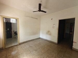Room in 2 BHK Apartment at Cunningham Apartments, Vasanth Nagar – for Rent