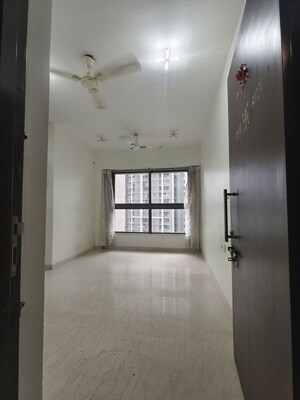 Room in 2 BHK Apartment at Kalpataru Paramount, Kapur Bawdi – for Rent