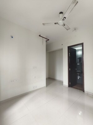 Room in 2 BHK Apartment at Kalpataru Paramount, Kapur Bawdi – for Rent