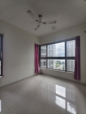 Room in 2 BHK Apartment at Kalpataru Paramount, Kapur Bawdi – for Rent
