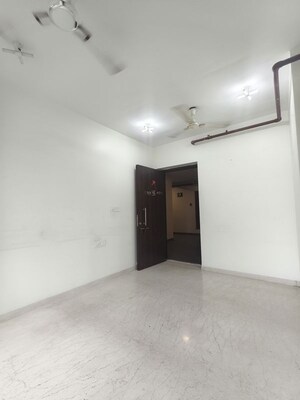 Room in 2 BHK Apartment at Kalpataru Paramount, Kapur Bawdi – for Rent