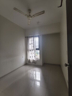 Room in 2 BHK Apartment at Kalpataru Paramount, Kapur Bawdi – for Rent