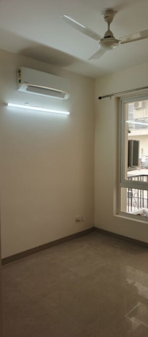 Room in 3.5 BHK Apartment at Emaar Emerald Estate, Sector 65 – for Rent