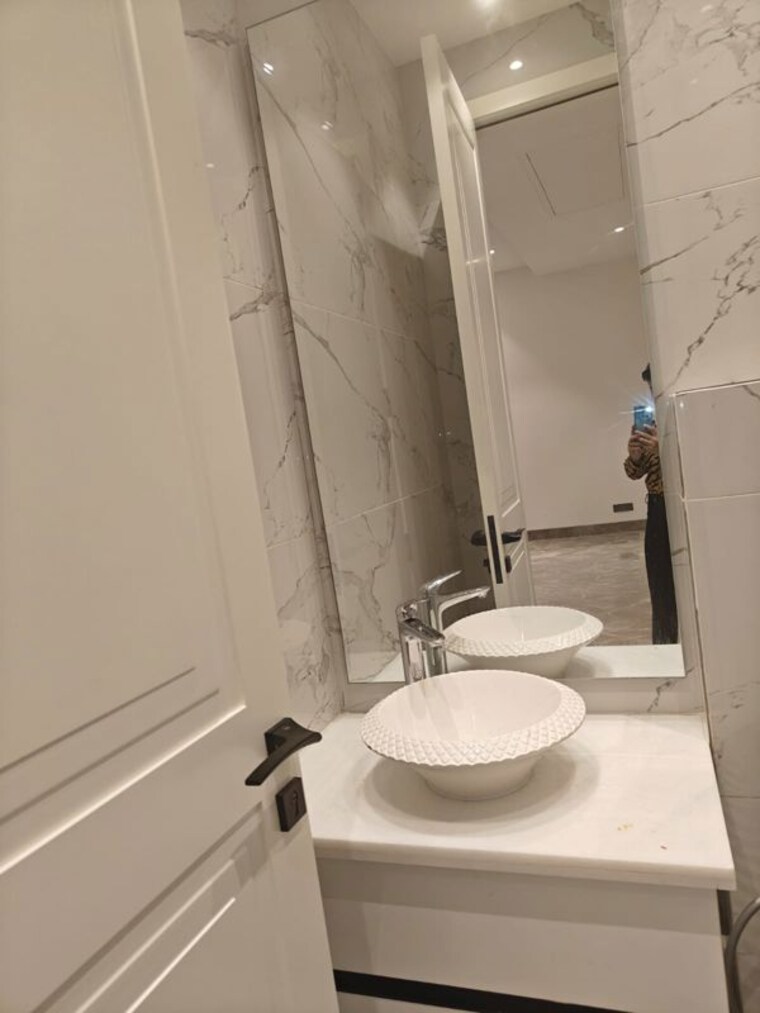 Bathroom, vasant vihar 4 Bedroom 2200 Sq.Ft. Builder Floor In Vasant Vihar Delhi 10692849