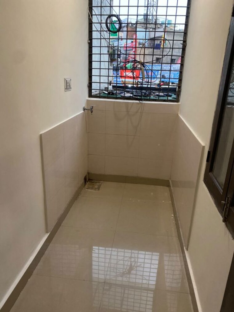 Balcony, rwa-flat 2 Bedroom 112 Sq.Mt. Builder Floor In Gt Road Ghaziabad 10692876