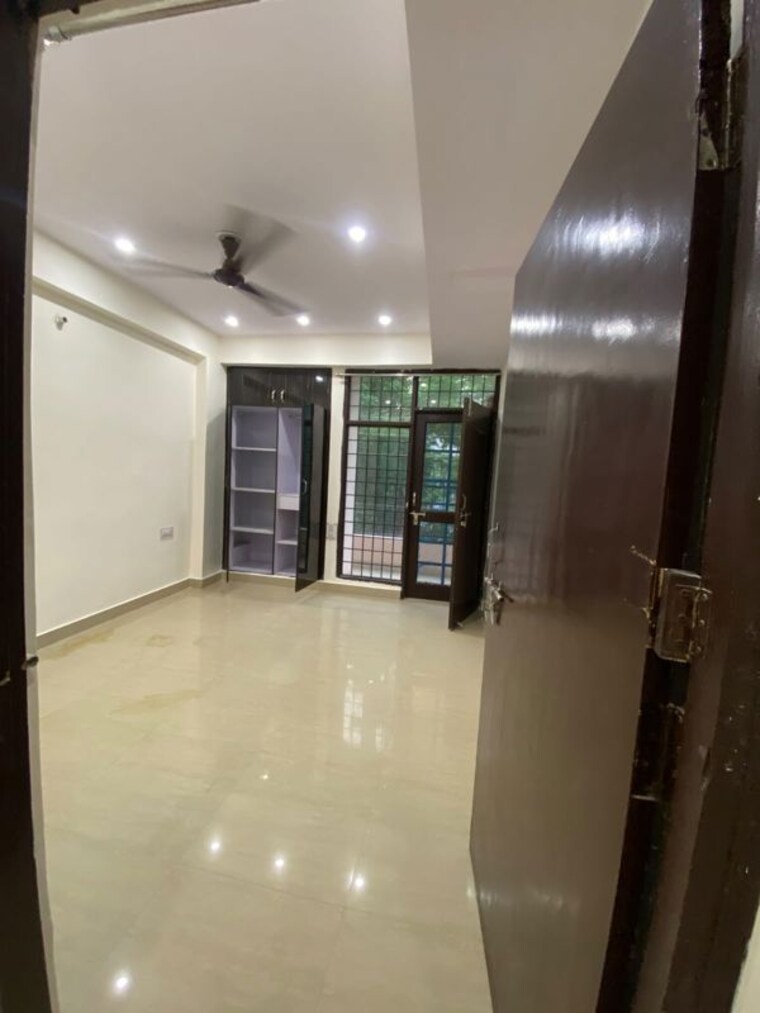 Room, rwa-flat 2 Bedroom 112 Sq.Mt. Builder Floor In Gt Road Ghaziabad 10692876