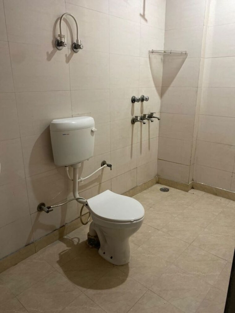 Bathroom, rwa-flat 2 Bedroom 112 Sq.Mt. Builder Floor In Gt Road Ghaziabad 10692876