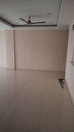 Room in 3 BHK Apartment at Morabadi – for Rent