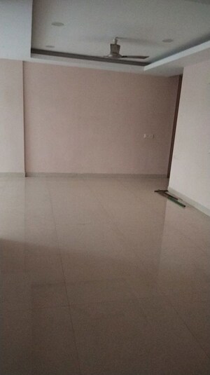Room in 3 BHK Apartment at Morabadi – for Rent