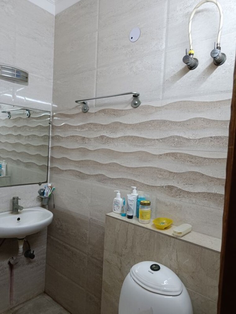 Bathroom, shatabdi-vihar 1 Bedroom 550 Sq.Mt. Apartment In Sector 52 Noida 10692888
