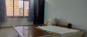 Room in 3 BHK Apartment at Mumbai Central Suburbs – for Rent