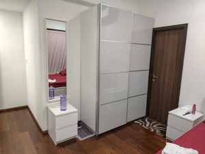 Room in 3 BHK Apartment at Mumbai Central Suburbs – for Rent