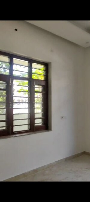 Room in 3 BHK Independent House at Banjarawala – for Rent