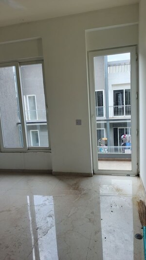 Room in 3 BHK Apartment at Smart World Orchard, Sector 61 – for Rent