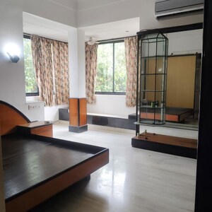 Room in 3 BHK Apartment at Mumbai Central Suburbs – for Rent