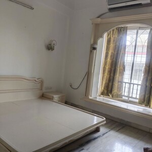 Room in 3 BHK Apartment at Mumbai Central Suburbs – for Rent