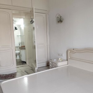 Room in 3 BHK Apartment at Mumbai Central Suburbs – for Rent