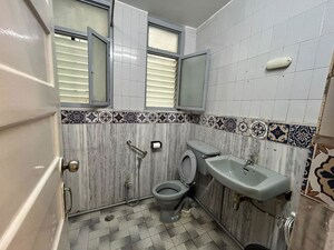 Attached Bathroom in 3 BHK Apartment at Churchgate – for Rent