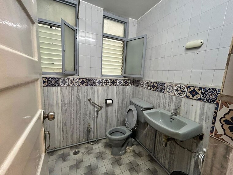 Attached Bathroom, churchgate 3 Bedroom 1300 Sq.Ft. Apartment In Churchgate Mumbai 10693179