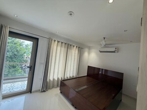 Room in 4 BHK Builder Floor at Sector 17 – for Rent
