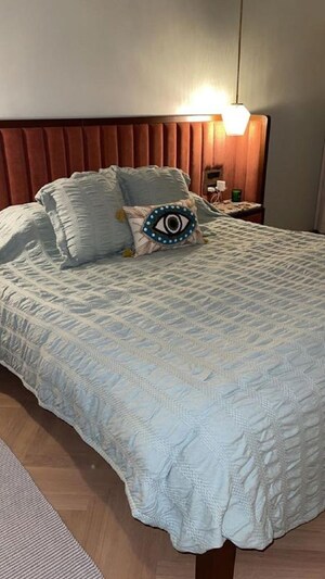 Room in 3 BHK Apartment at Bandra West – for Rent