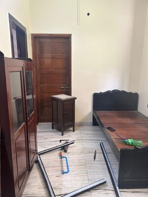 Bedroom in 1 BHK Apartment at Bandra West – for Rent
