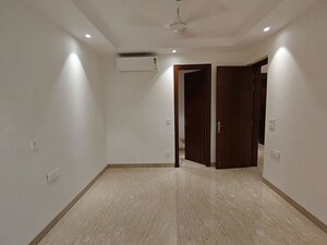 Room in 4 BHK Apartment at Vasant Kunj – for Sale