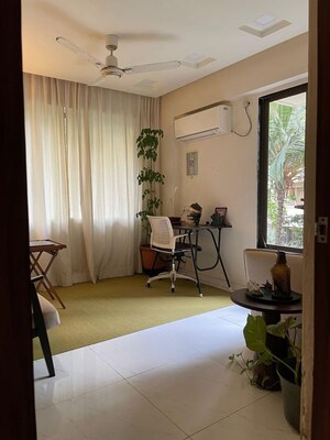 Team Area in 1 BHK Apartment at Juhu – for Rent