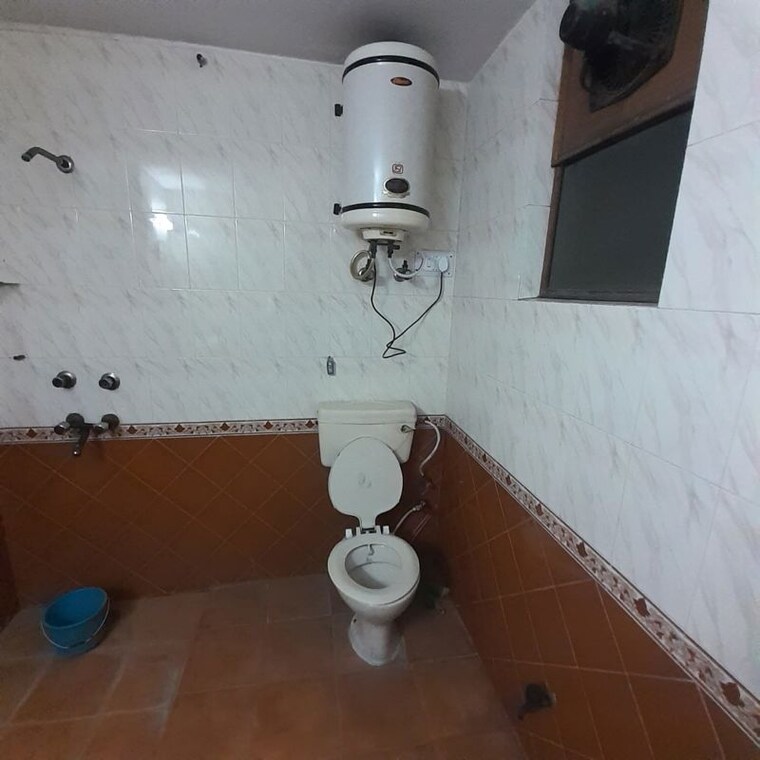 Bathroom, sector 11 2.5 Bedroom 850 Sq.Ft. Builder Floor In Sector 11 Noida 10693375