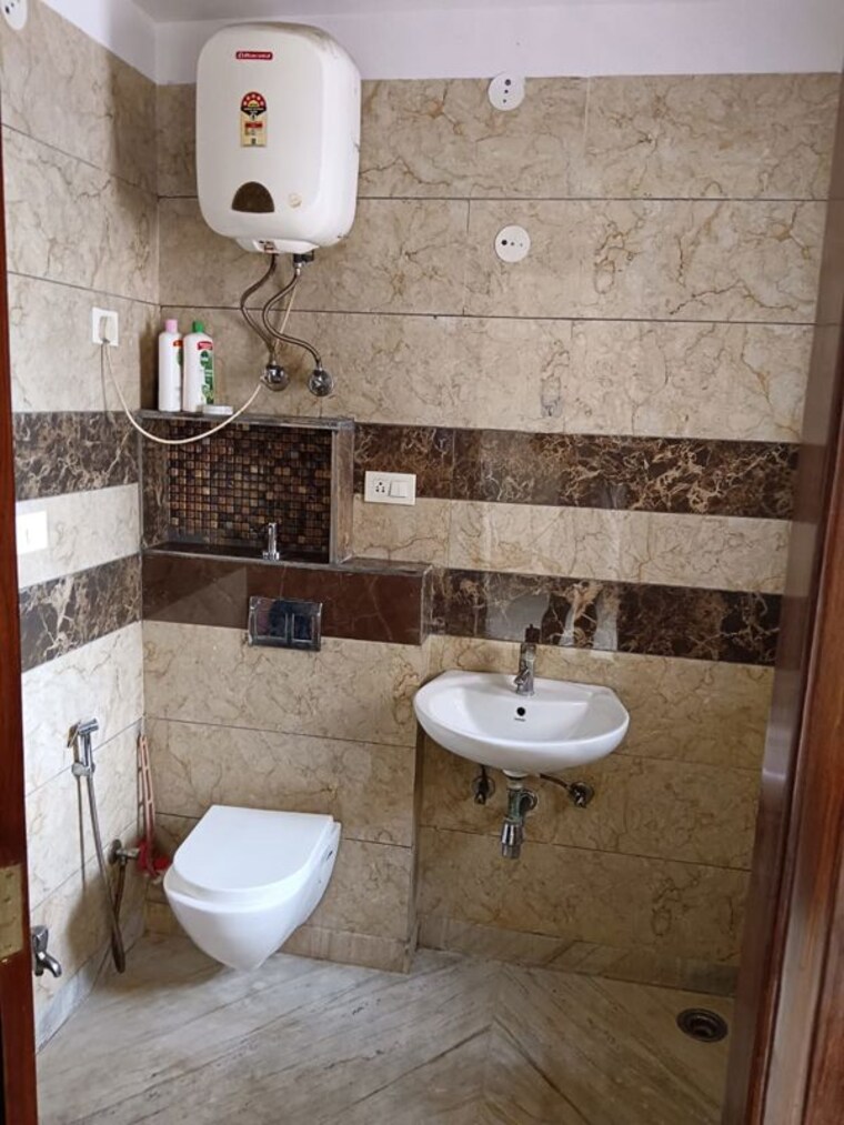 Bathroom, rwa-apartments-sector-45 2 Bedroom 200 Sq.Mt. Builder Floor In Sector 45 Noida 10693404