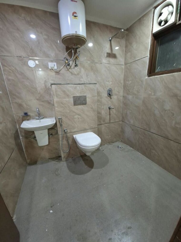 Bathroom, chattarpur 3 Bedroom 1250 Sq.Ft. Builder Floor In Chattarpur Delhi 10693562