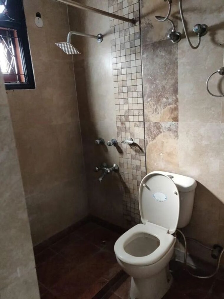 Bathroom, kalkaji 3 Bedroom 1650 Sq.Ft. Builder Floor In Kalkaji Delhi 10693677
