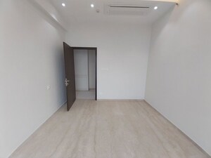 Room in 2 BHK Apartment at Piramal Aranya, Byculla – for Rent
