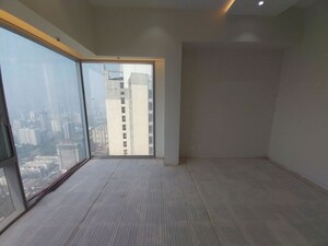 Room in 2 BHK Apartment at Piramal Aranya, Byculla – for Rent