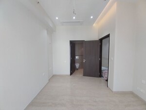 Room in 2 BHK Apartment at Piramal Aranya, Byculla – for Rent