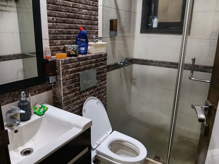 Bathroom, hemkunt colony 3 Bedroom 1850 Sq.Ft. Builder Floor In Hemkunt Colony Delhi 10652445