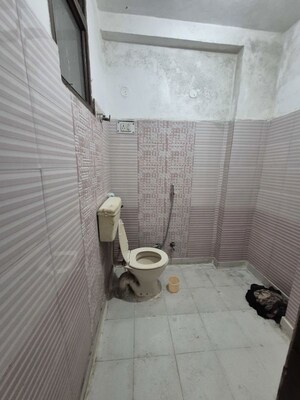 Bathroom in 1.5 BHK Builder Floor at Mayur Vihar – for Rent