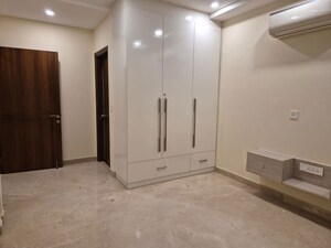 Room in 3 BHK Builder Floor at South City 1 – for Rent