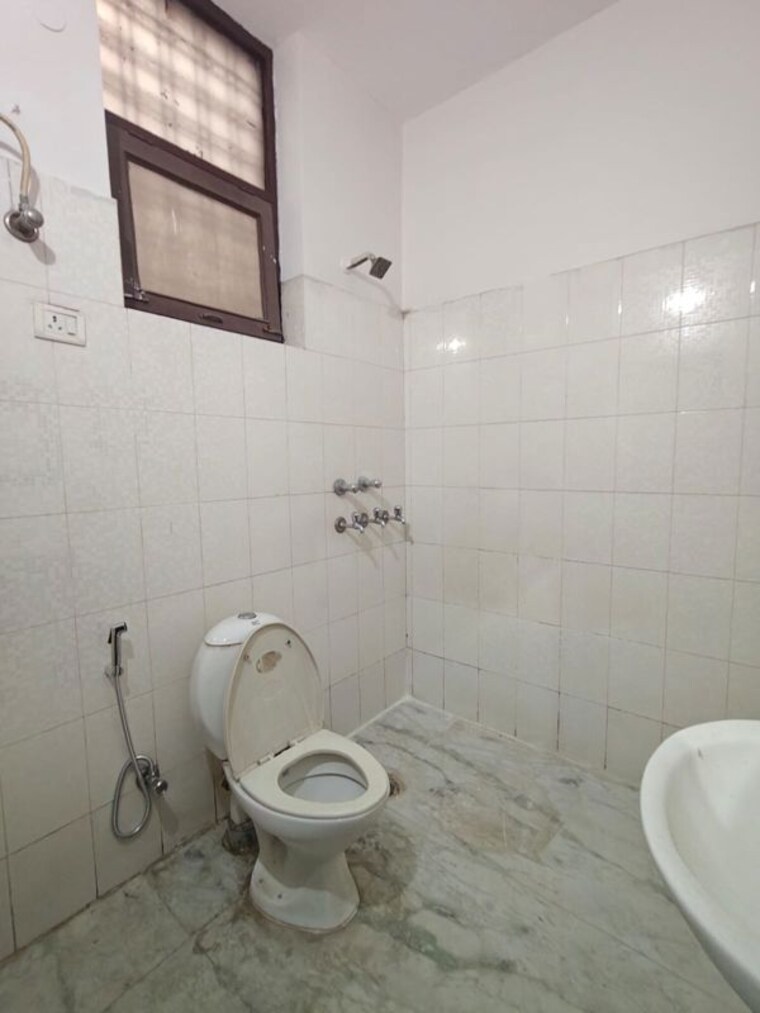 Bathroom, sector 31 2 Bedroom 1600 Sq.Ft. Builder Floor In Sector 31 Gurgaon 10693825